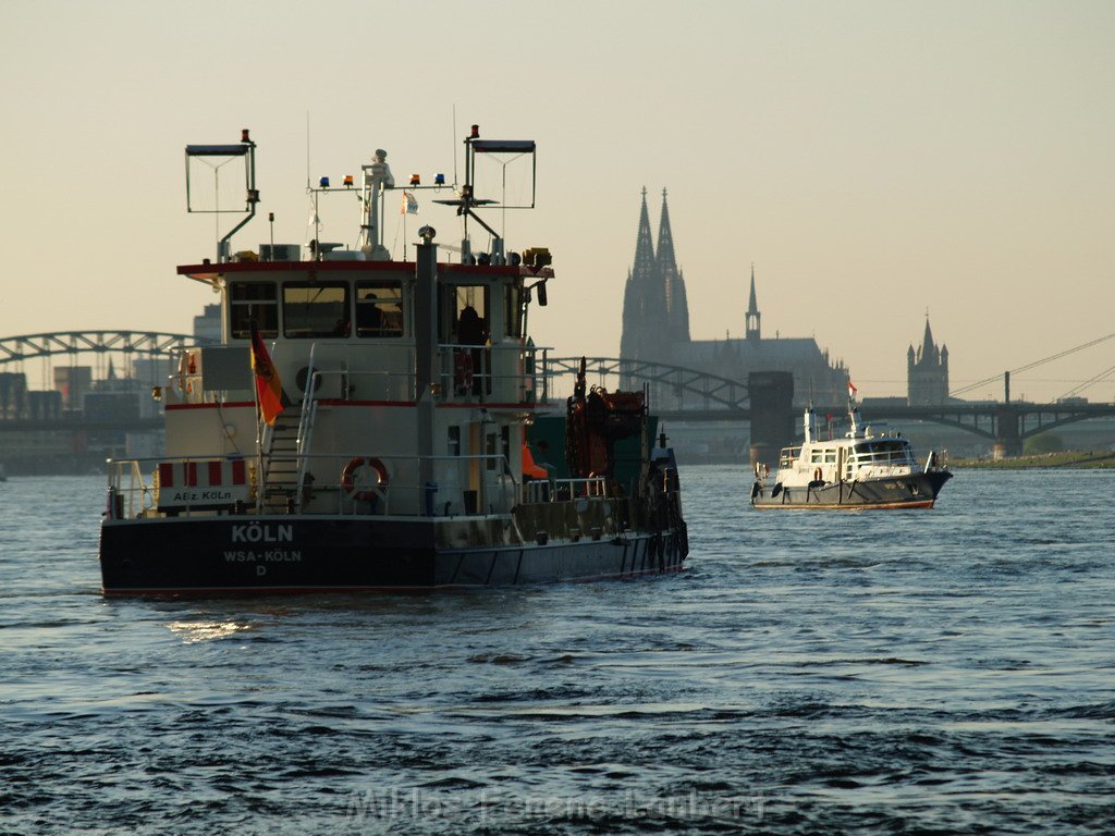 Motor Segelboot mit Motorschaden trieb gegen Alte Liebe bei Koeln Rodenkirchen P192.JPG